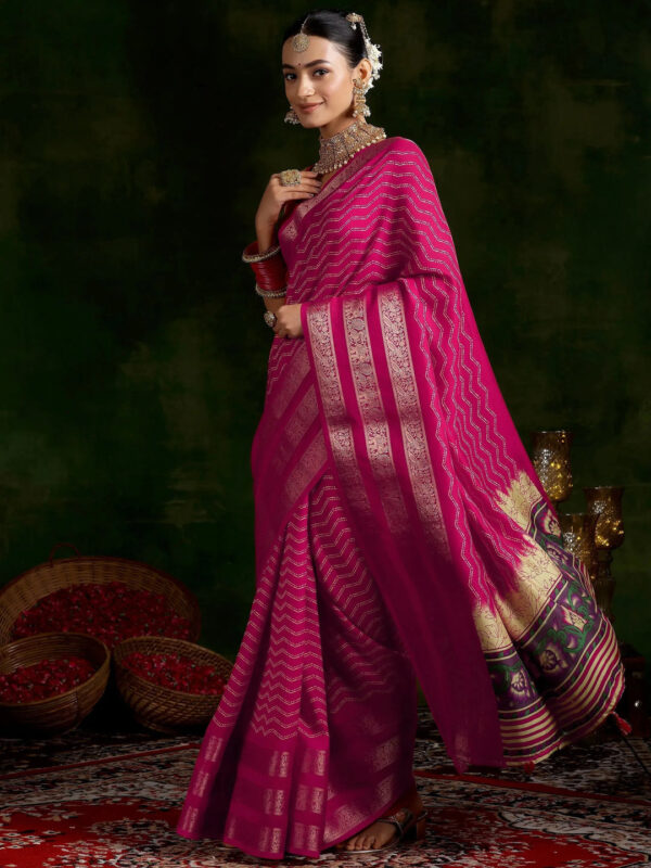 Pink Printed Silk Blend Saree With Unstitched Blouse Piece - Image 2