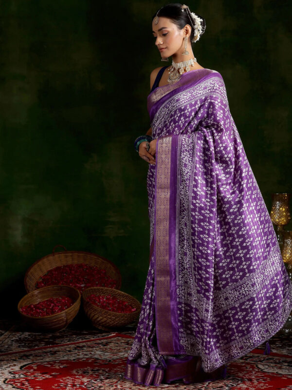 Purple Printed Silk Blend Saree With Unstitched Blouse Piece - Image 2