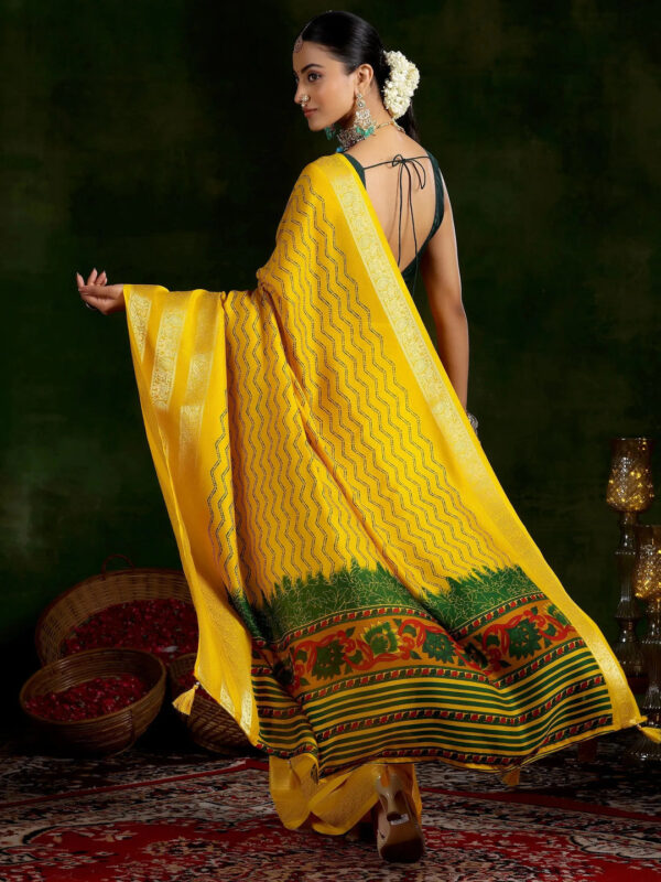 Mustard Printed Silk Blend Saree With Unstitched Blouse Piece - Image 4
