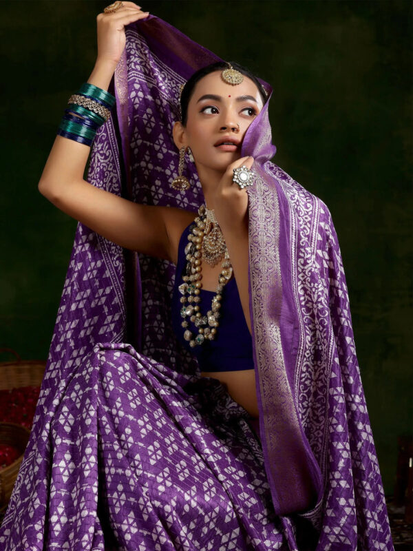 Purple Printed Silk Blend Saree With Unstitched Blouse Piece - Image 4