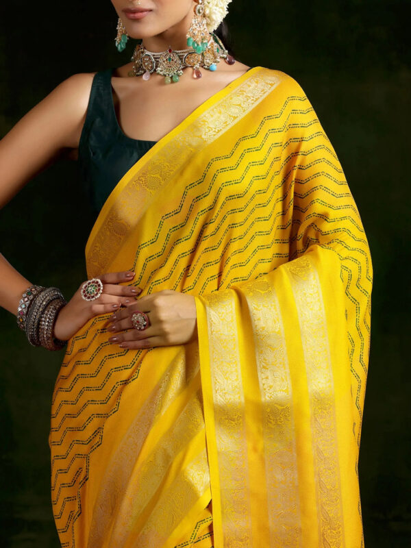 Mustard Printed Silk Blend Saree With Unstitched Blouse Piece - Image 2