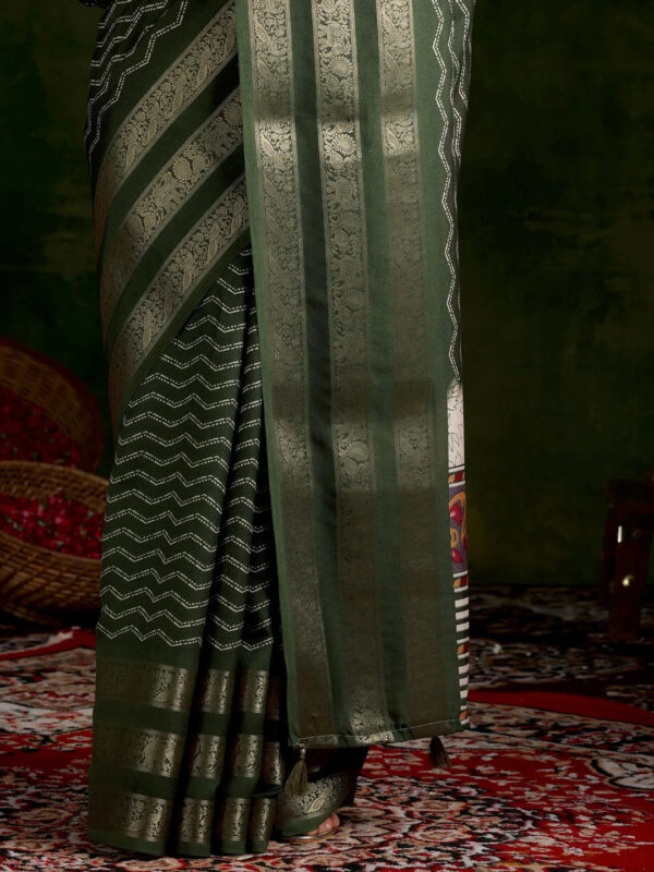 Olive Printed Silk Blend Saree With Unstitched Blouse Piece - Image 5