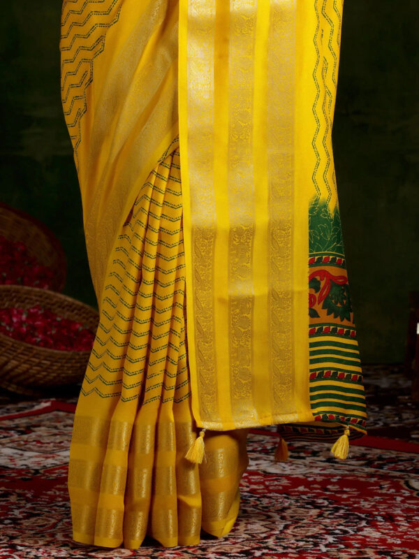 Mustard Printed Silk Blend Saree With Unstitched Blouse Piece - Image 3